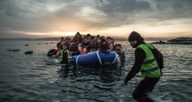 Geflüchtete kommen mit einem Schlauchboot in Griechenland, Lesbos, an