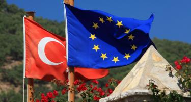 Die Flaggen der EU und der Türkei. Ihr Abkommen ist ein schlechter Deal für Geflüchtete. Die Flaggen der EU und der Türkei. Ihr Abkommen ist ein schlechter Deal für Geflüchtete.