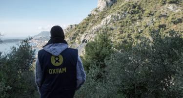 Oxfam-Mitarbeiter Adoum Ismail Oxfam-Mitarbeiter Adoum Ismail steht an der Grenze zu Frankreich und Italien und betrachtet eine Autobahnbrücke..