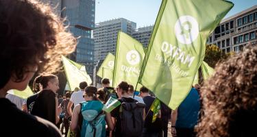 Oxfam auf der #unteilbar-Demonstration Oxfam-Fahnen auf einer Demonstration