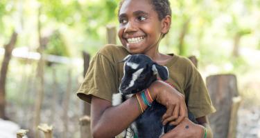 Jeanette (Name geändert) aus Vanuatu freut sich über eine Ziege, die ihrer Familie hilft, die Existenz zu sichern. Jeanette (Name geändert) aus Vanuatu freut sich über eine Ziege, die ihrer Familie hilft, die Existenz zu sichern.