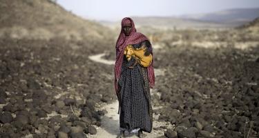 Menschen wie Mako und ihr Baby Ammal aus Somali, Äthiopien, sind bereits jetzt von den Folgen der Klimakrise unmittelbar betroffen. Menschen wie Mako und ihr Baby Ammal aus Somali, Äthiopien, sind bereits jetzt von den Folgen der Klimakrise unmittelbar betroffen.