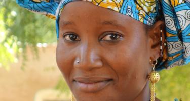 Porträt von Oumou Diakite aus Mali. Porträt von Oumou Diakite aus Mali.