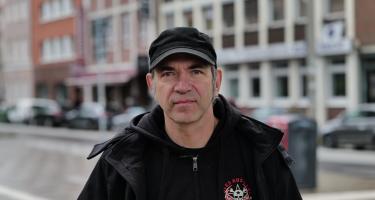 Stieß als Caterer für die Toten Hosen auf Oxfam: Ole Plogstedt. Fernsehkoch Ole Plogstedt schaut ernst in die Kamera.
