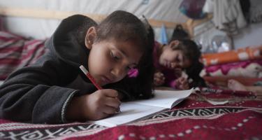 Zwei Mädchen arbeiten in ihrem Zelt in Tal Sultan in Gaza an Kunstwerken.