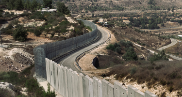 Ein Abschnitt der Mauer und israelische Siedlungen in der Nähe von Bethlehem im besetzten Westjordanland.