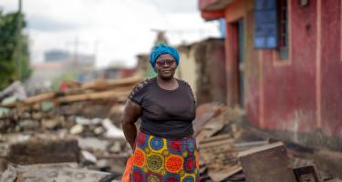 Anne Mbuthias Haus in Nairobo County (Kenia) wurde durch eine Flut zerstört. Eine Frau steht auf den Trümmern von ihrem zerstörten Haus in Mukuru Kayaba (Kenia).