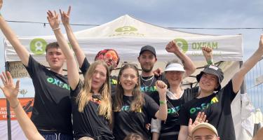 Ein Gruppenfoto junger Menschen mit Oxfam T-Shirts 