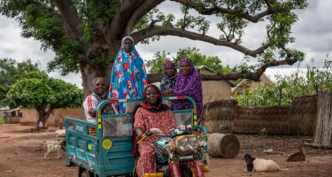 Fünf Frauen der Tungteiya-Frauenvereinigung auf ihrem neuen Motorrad mit großer Ladefläche. 