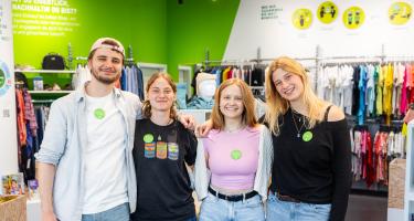 Ehrenamtliche Shop-Mitarbeiter*innen im Oxfam Shop Halle/Saale.