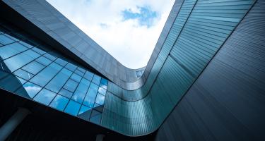 Ein modernes Gebäude und Himmel von unten fotografiert.