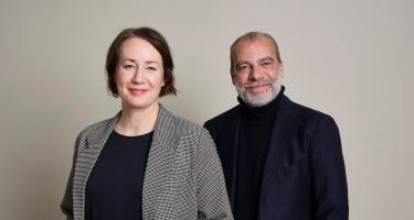 Charlotte Becker (links) und Jan Heser (rechts) sind die Vorständ*innen von Oxfam Deutschland e.V.