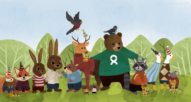 Die Tiere aus dem Hinderbuch stehen gemeinsam vor ihrem Wald