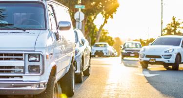 Autos in einer sonnenbeschienenen Straße