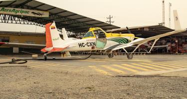 Ein Pestizid-Flugzeug steht auf einem Flugplatz in Ecuador