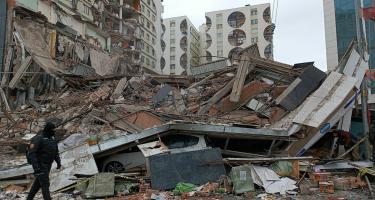 Rettungsteams versuchen, eingeschlossene Bewohner*innen in den eingestürzten Gebäuden des Galleria Apartments in Diyarbakir im Südosten der Türkei zu erreichen. Trümmer eines Gebäudes nach dem Erdbeben in der Türkei und in Syrien.