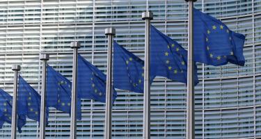 EU-Flaggen vor einem Gebäude der Europäischen Kommission EU-Flaggen vor einem Gebäude der Europäischen Kommission