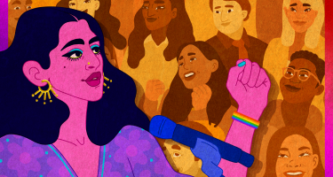 Grafik: Eine Frau in pink und lila gezeichnet steht vor einem Pult und spricht in ein Mikrofon, sie streckt ihre linke Faust in die Luft, am Handgelenk trägt sie ein regenbogenfarbenes Armband. Im Hintergrund sich Köpfe von anderen Menschen zu sehen (man kann sie als vielfältig lesen). 