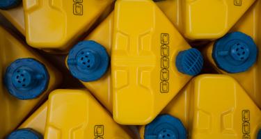 In der humanitären Hilfe unersetzlich: LifeSaver-Cubes. Markante Optik: LifeSaver-Cubes sind an ihrer gelben Farbe mit den blauen Öffnungskappen leicht zu erkennen.