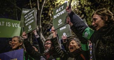 Klimakundgebung zur 25. UN-Klimakonferenz in Madrid, 2019 Menschen, die auf der Klimakundgebung zur 25. UN-Klimakonferenz protestieren, halten Schilder und Transparente hoch.