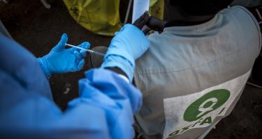 Ein Mediziner verabreicht einem Oxfam-Mitarbeiter in der Demokratischen Republik Kongo einen Ebola-Impfstoff Ein Mediziner verabreicht einem Oxfam-Mitarbeiter in der Demokratischen Republik Kongo einen Ebola-Impfstoff