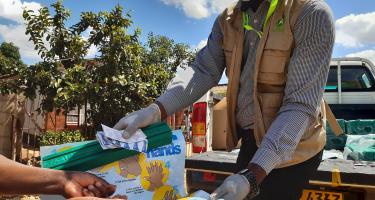 Oxfam-Mitarbeiter Munashe erklärt der Gemeinschaft in Harare, Simbabwe die Nutzung und Verwendung von Aqua-Tabs zur Wasseraufbereitung. Oxfam-Mitarbeiter Munashe erklärt der Gemeinschaft in Harare, Simbabwe die Nutzung und Verwendung von Aqua-Tabs zur Wasseraufbereitung.