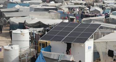 Entsalzungsanlage mit Solarpaneelen. Entsalzungsanlagen wie diese sollen auch im Rahmen des aktuellen Projektes aufgebaut werden. Sie liefern Trinkwasser für tausende Familien. Entsalzungsanlage mit Solarpaneelen inmitten von Zelten im Gazastreifen