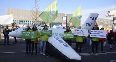 Oxfam Deutschland demonstriert anlässlich des CDU-Parteitags für eine Milliardärssteuer. „Die CDU-Steuerpläne würden die soziale Ungleichheit in Deutschland verschärfen“, sagt Manuel Schmitt, Referent für soziale Ungleichheit bei Oxfam Deutschland. Demonstrierende mit einem aufblasbaren Flugzeit mit der Aufschrift "Tax the Rich" ("Besteuert die Reichen")