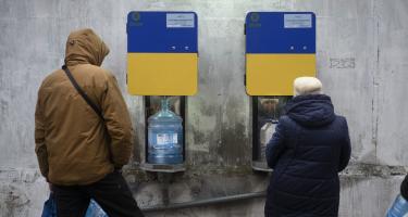 Wasserstation Mykolaiv Zwei Personen holen Wasser an einer Wasserstelle von Oxfam. In der Stadt Mykolaiv wird Trinkwasser bereitgestellt, weil die Wasserleitungen in den Häusern zerstört wurden.