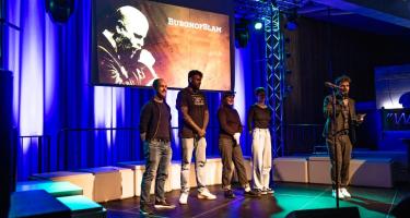 Oxfam Poetry Slam „Just.Climate” in Lörrach Menshcen stehen auf einer Bühne