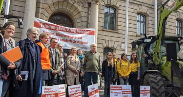 Die Vertreter*innen der Organisationen mit Bundeslandwirtschaftsminister Cem Özdemir. Die Vertreter*innen der Organisationen mit Bundeslandwirtschaftsminister Cem Özdemir.