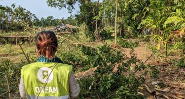 Oxfams Nothilfeteam vor Ort ermittelt nach dem zerstörerischen Wirbelsturm Mocha in Teknaf den Bedarf und unterstützt die Betroffenen