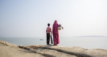 Frauen beim Wasserholen in Bangladesh Frauen beim Wasserholen in Bangladesh