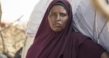 Layla Abdi Eige vor ihrer Notunterkunft Eine Frau steht vor ihrer Behausung