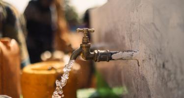 Aus einem Wasserhahn fließt Wasser