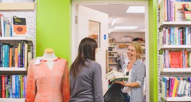 Sachen spenden im Oxfam Shop Sachen spenden im Oxfam Shop