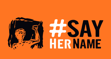 Orange Grafik mit schwarz-weißer Aufschrift "#SAY HER NAME". Links daneben ist eine abstrakt gestaltete Person mit erhobener Faust zusehen.