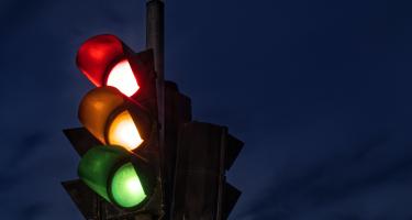 „Bereit weil ihr es seid“, „Scholz packt das an“, „Nie gab es mehr zu tun“: Es ist jetzt an der Zeit, den Worten politische Taten folgen zu lassen. Die Ampel-Koalitionär*innen stehen vor der drängenden Aufgabe, die großen Zukunftsfragen anzugehen. Eine Ampel, die nachts gleichzeitig Rot, Gelb und Grün anzeigt.