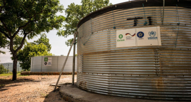Wassertanks vor dem Geflüchtetencamp Jewi in Gambela, Äthiopien. Das Wasser wird hier in großen Mengen gespeichert und zu den Entnahmestellen weitergeleitet. Großer Wassertank aus Metall