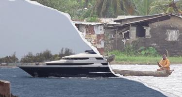 Ein diagonal geteiltes Bild: Links eine Jacht, rechts ein Holz-Kanu