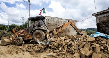 Bagger bei Aufräumarbeiten nach dem schweren Erdbeben in Mexiko. Bagger bei Aufräumarbeiten nach dem schweren Erdbeben in Mexiko.