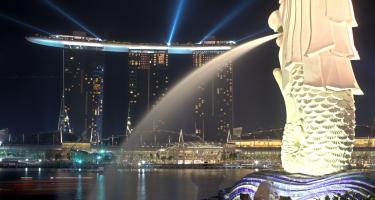 Merlion, Wahrzeichen Singapurs, bei Nacht