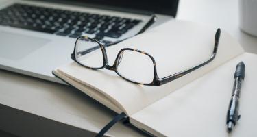 Arbeitsplatz mit Computer und Notizbuch