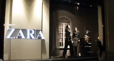 Zara-Schaufenster bei Nacht