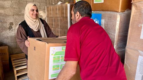Oxfam-Mitarbeiter*innen in Gaza-Stadt bereiten die Verteilung von Hygiene-Sets vor.