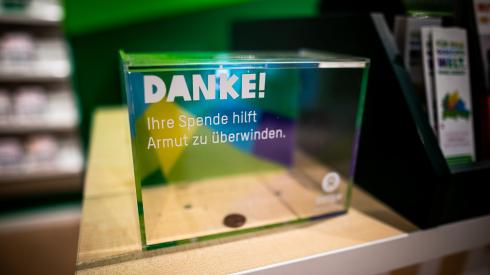 Spendenbox in einem Oxfam Shop