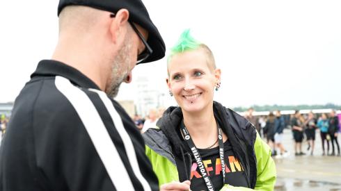 Eine Konzert-Aktivistin im Gespräch mit einem Unterzeichner