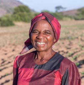 Eine Frau steht auf ihrem Feld